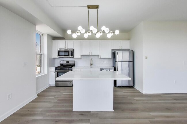 Building Photo - 5 E 14th Pl