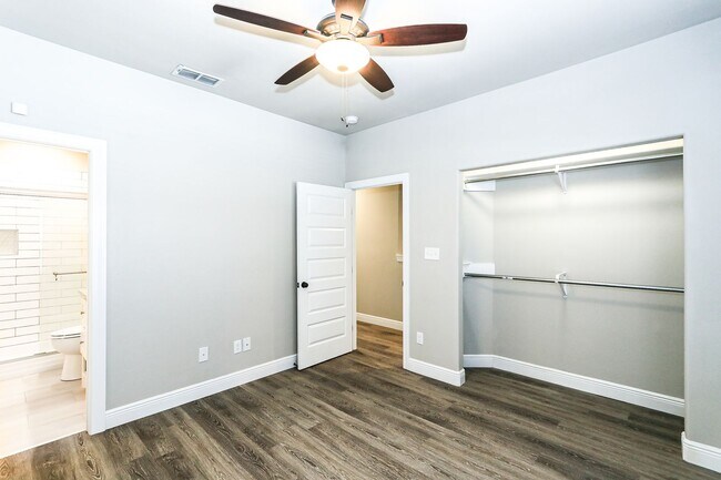 Building Photo - 3 Bed/ 3Bath townhome with Roof top Deck!
