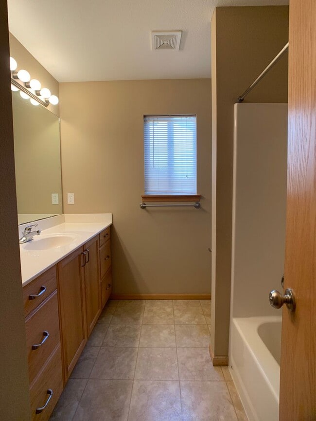 Building Photo - WEST SIDE OF MANHATTAN! FENCED BACKYARD!