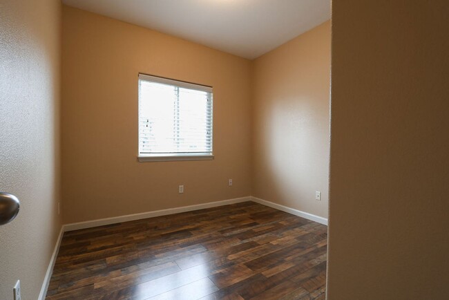 Building Photo - Updated 2 Bedroom Apartment in Windsor