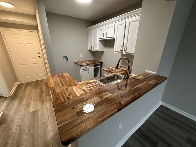 Building Photo - 1600 Park Cir