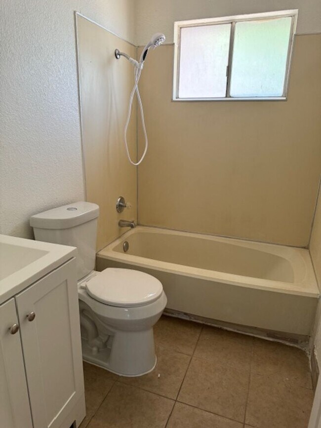 Building Photo - Duplex for Rent in S. Sacramento