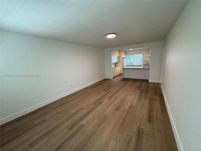 Building Photo - 4780 Pine Tree Dr