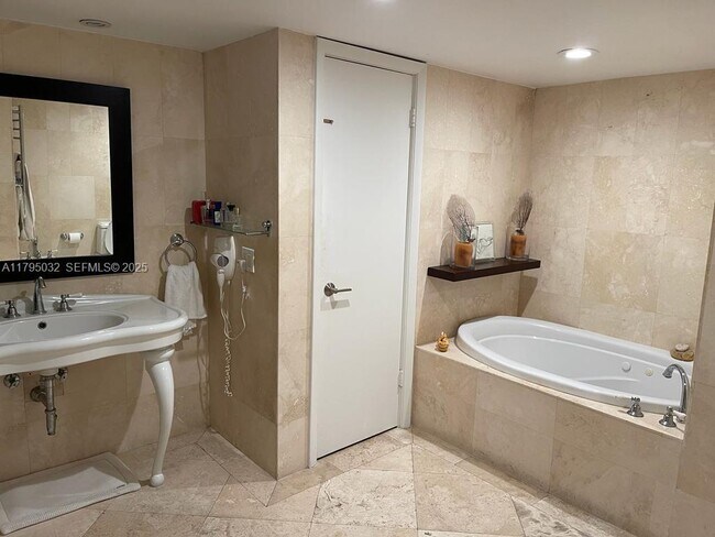 Building Photo - 600 Grapetree Dr