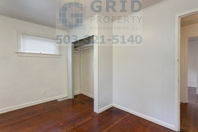 Building Photo - Charming 2 Bedroom Bungalow Available in N...