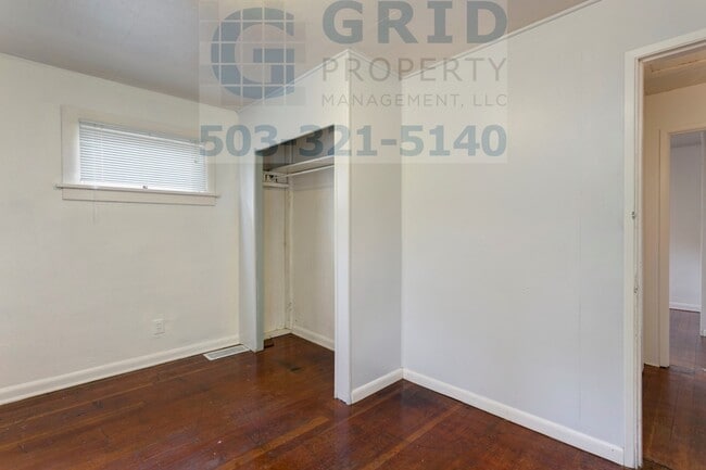 Building Photo - Charming 2 Bedroom Bungalow Available in Northeast Portland!