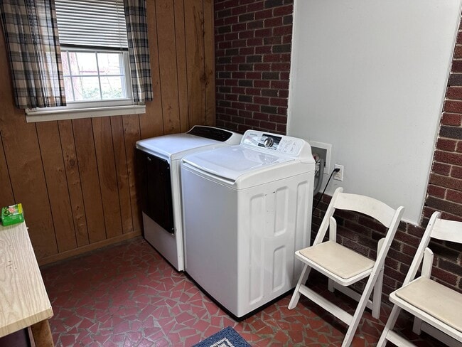 Building Photo - Charming Four Bedroom Brick  Home in Wesle...