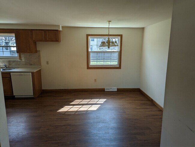 Dining Area - 6109 New Taylor Rd