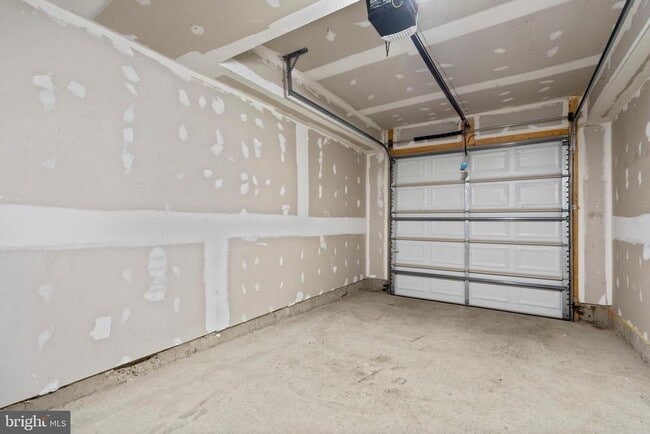 Building Photo - 5908 Etterbeek St