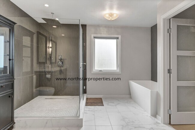 Building Photo - Lake Oswego Perfection