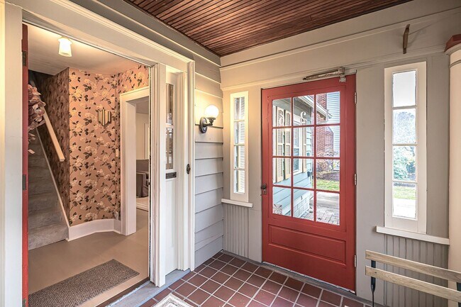 Building Photo - Quaint 4 bedroom Erie Home with Central Air & Garage Parking (Month to Month available)