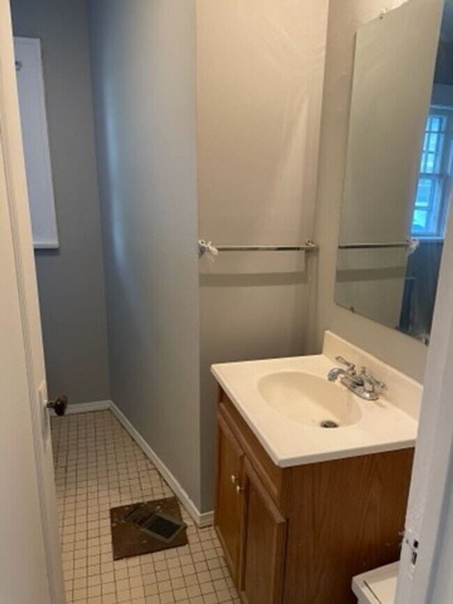 Building Photo - 2 Bed 1 Bath House-PRE LEASING Available N...