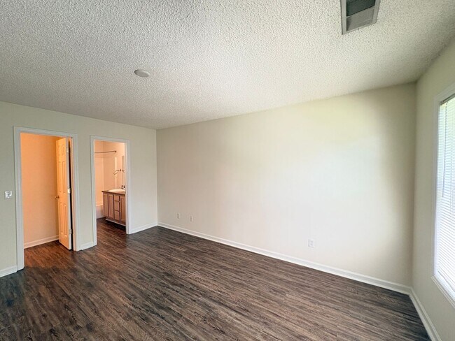 Building Photo - 10 Broadland Cir