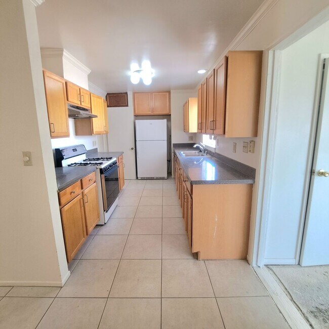 Building Photo - 3 Bedroom/ 2 Bathroom with extra room