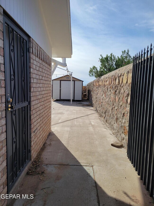 Building Photo - 305 Garden Grove Ln