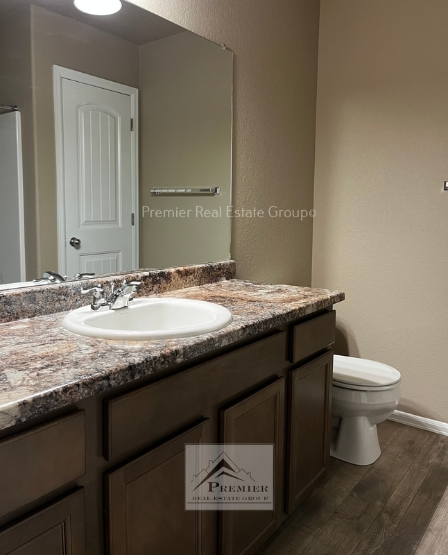 Building Photo - 7863 Sand Lake Heights