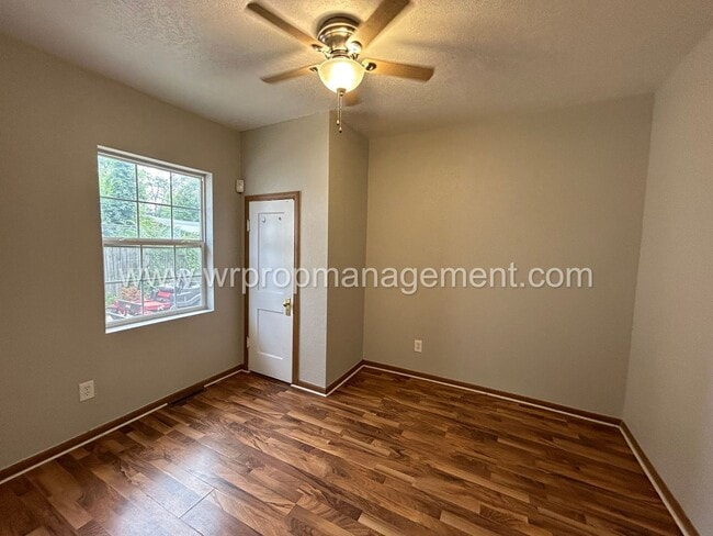 Building Photo - 2 Bed 1 Bath Home