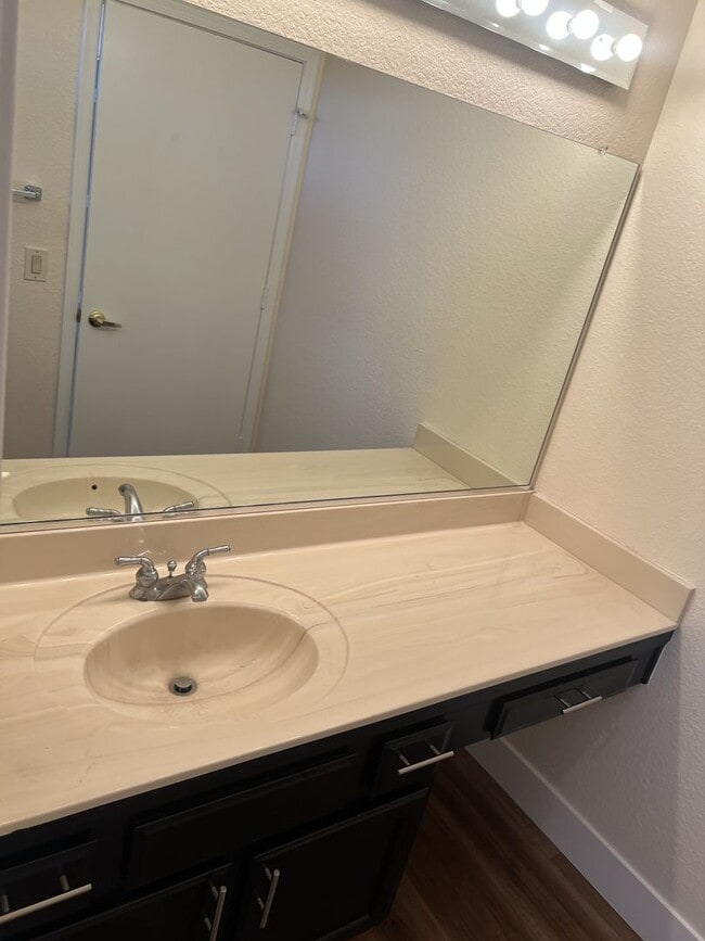 Building Photo - Beautifully Updated 2 Bedroom, 2 Bathroom ...