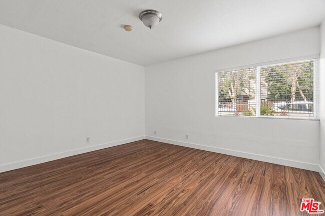 Building Photo - 616 Vernon Ave