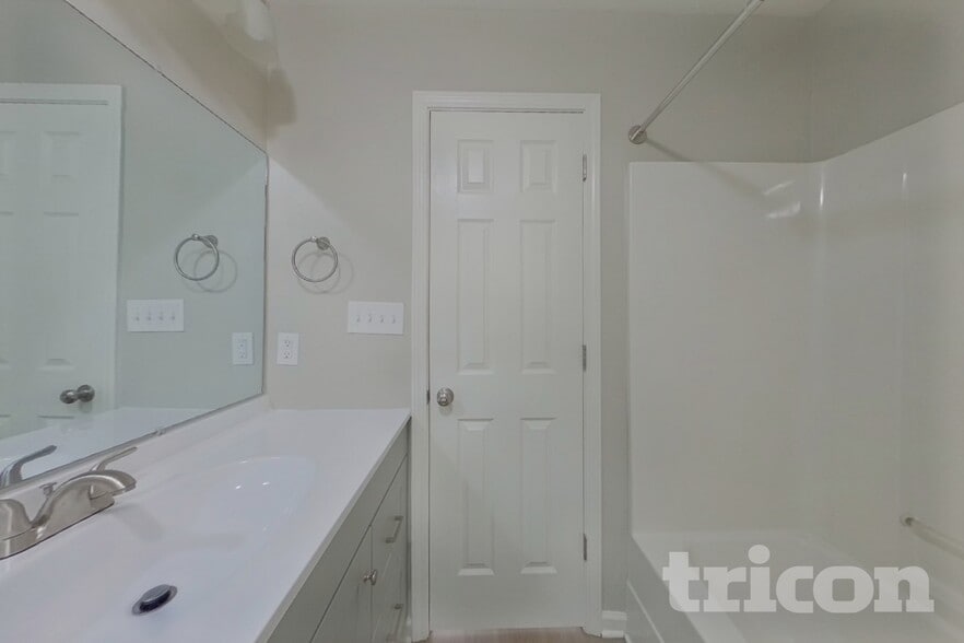 Building Photo - 2425 Saluda Dr