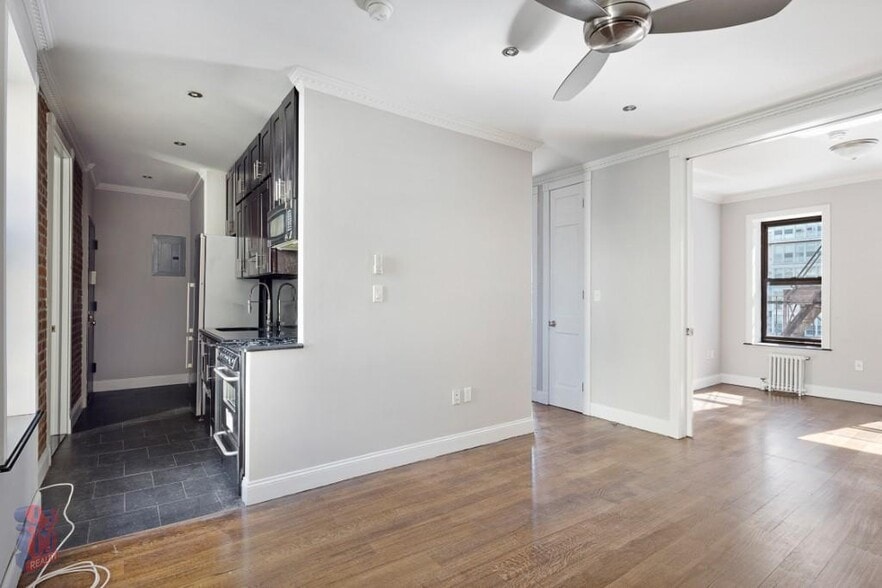 Building Photo - 326 E 100th St