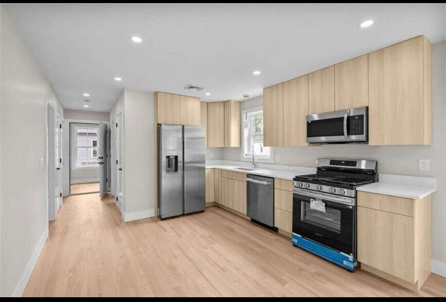 Building Photo - 129 Stanwood St