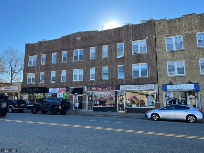 Building Photo - 412-416 Bloomfield Avenue Unit 24