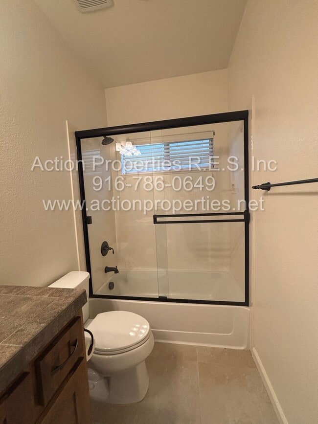 Building Photo - Solar - Whitney Ranch Newer Single Story, ...