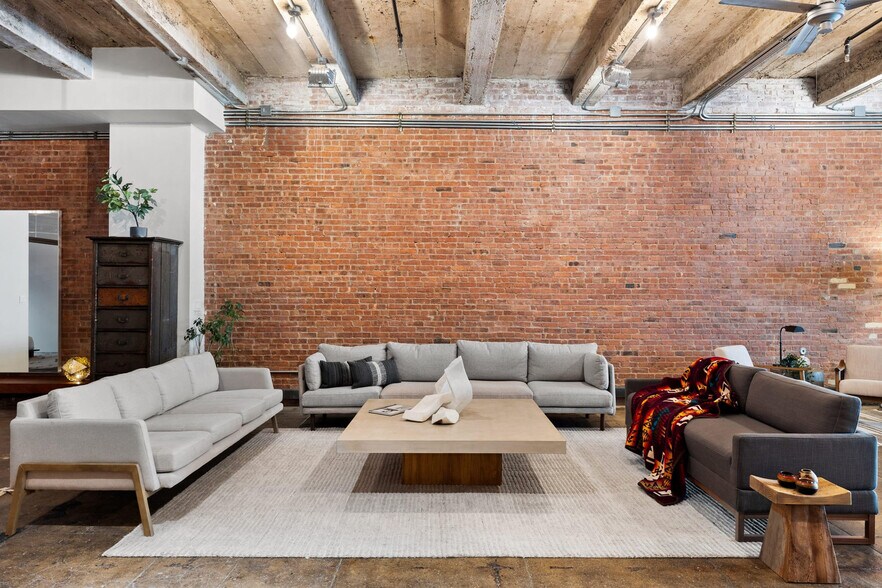 Building Photo - 487 Greenwich St
