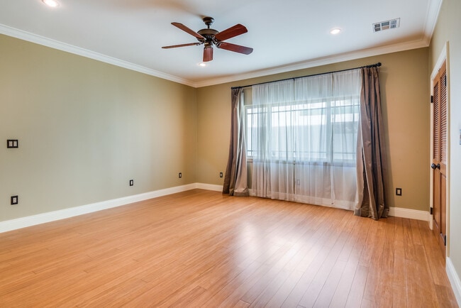 Building Photo - 2006 Manhattan Beach Blvd