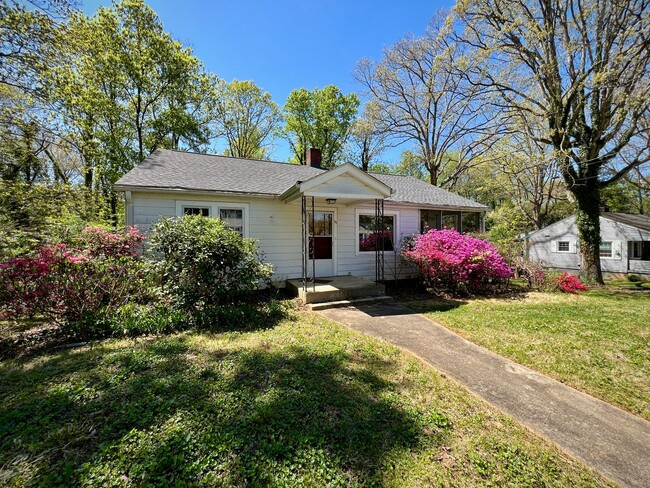 Building Photo - 3 Bedroom, 1 Bath, Nice Backyard!