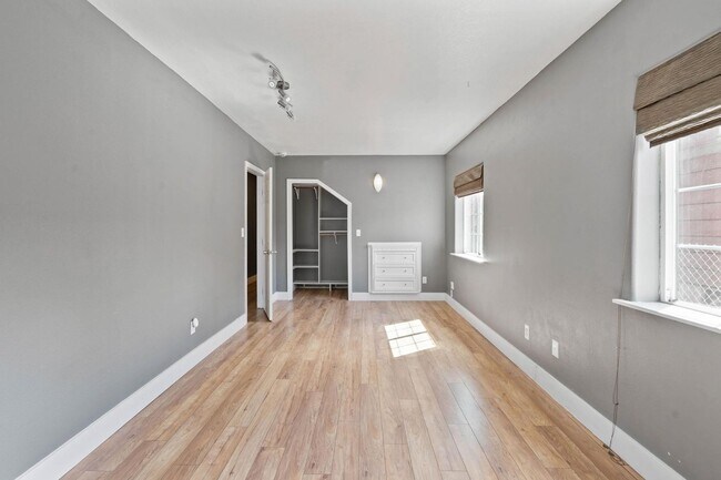 Building Photo - Unique, spacious 4-bdrm/3-bath Craftsman w/ lots of character. Bonus room, near Alberta District!