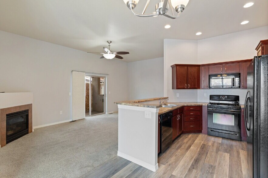 Building Photo - Westside 2-Bed Condo with Mountain Views a...
