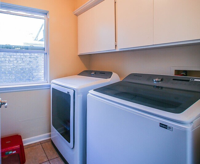 Building Photo - 9511 Sharpcrest St