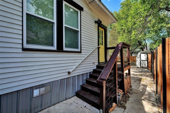 Building Photo - 1102 Hackberry St