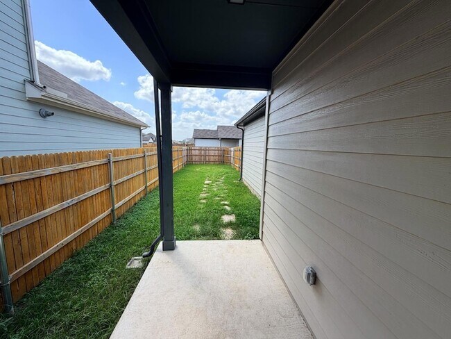 Building Photo - 5904 Jennifer Pasture Path