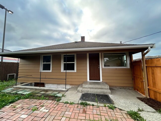 Building Photo - Completely Updated 2 bedroom 1 bath home w...