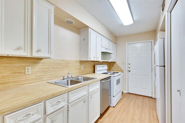 Building Photo - 908 N LBJ Dr