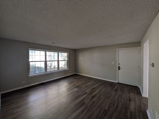 Building Photo - 3 Bedroom 1.5 Bathroom Hampden Neighborhood Townhome