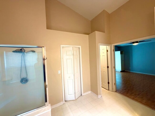 Building Photo - 2498 River Ridge Dr