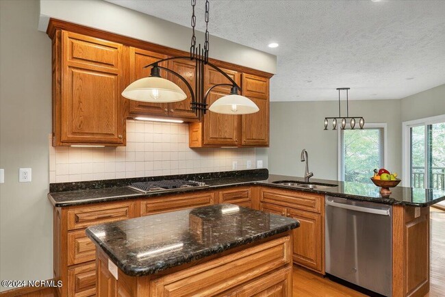 Building Photo - 38 Pinebrook Dr