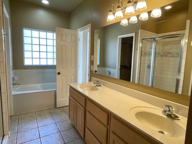 Building Photo - Beautiful 3 bed 2 bath home in a great loc...