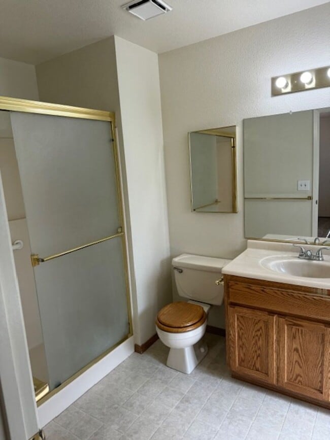 Building Photo - 3 Bedroom In Shasta View Neighborhood with Bonus room, sun room, gazebo and putting green!