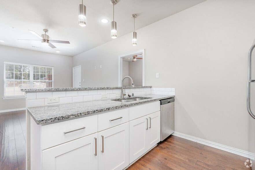 2BR, 2BA - 975SF - Kitchen - 12A Apartments