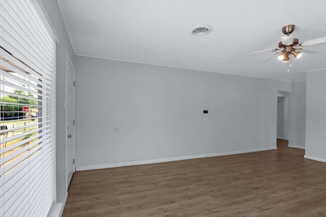 Building Photo - Charming and Spacious 4 Bedroom Home with ...