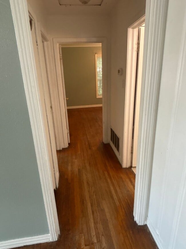 Building Photo - Cute 2/2/1 in the heart of Pollard Park area!