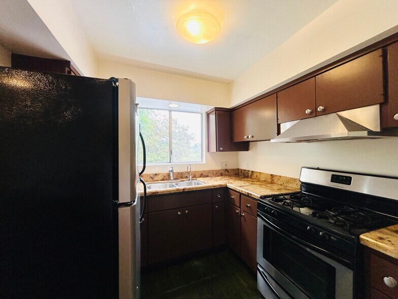 Building Photo - 2339 Hyperion Ave