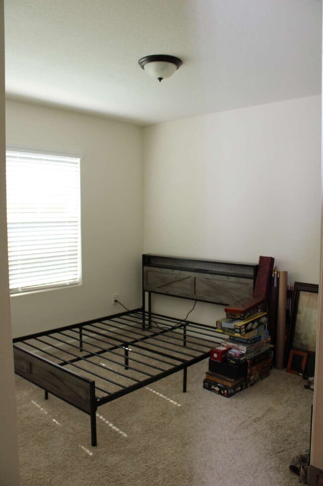 Building Photo - Modern 4-Bedroom Home with Large Backyard ...