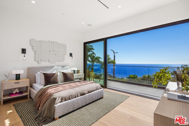 Building Photo - 4732 Avenida Del Mar