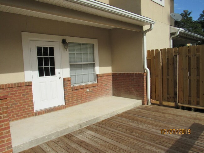 Building Photo - 544 Maple Ave